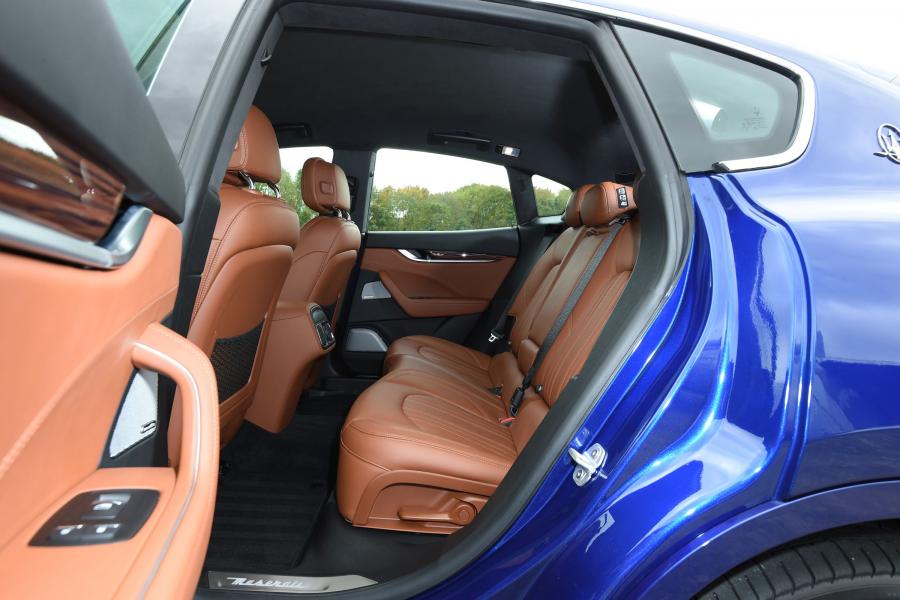 Интерьер Maserati Levante 2016 года  (UK) (фото 18 из 32)